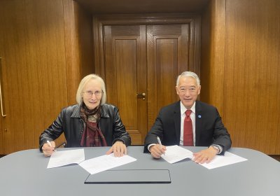 IVI and LSHTM representatives sign the memorandum of understanding