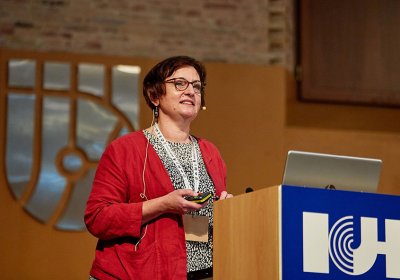 Vicky Hobart speaking at ISUH Valencia 2022