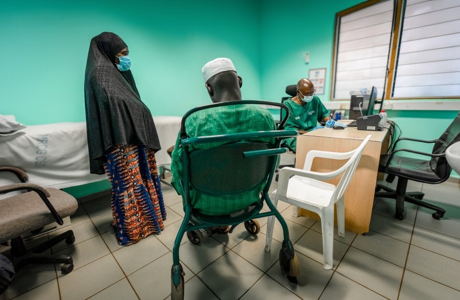Consultation at The Gate Clinic in Fajara. MRC Unit The Gambia, Fajara compound. Consultation at The Gate Clinic in Fajara. MRC Unit The Gambia, Fajara compound.