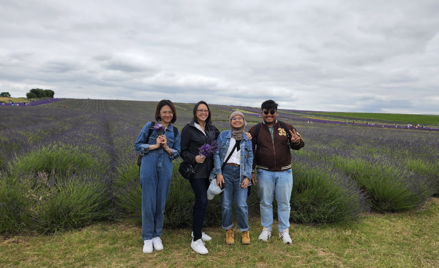 Sarah (second from the left) strolling among the Lavender at Hitchin with some of her Indonesian friends from UCL Strolling among the Lavender at Hitchin with some of my Indonesian friends from UCL (Left to right: Fara, Sarah, Prisma and Dery)