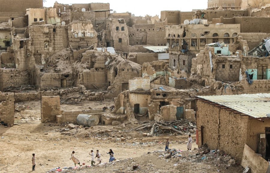 Saada. A group of children play football against a backdrop of destroyed houses. The northern governorate has witnessed several episodes of violence since 2006 that left behind immense destruction. © ICRC / Karrar al-Moayyad Saada. A group of children play football against a backdrop of destroyed houses. The northern governorate has witnessed several episodes of violence since 2006 that left behind immense destruction. © ICRC / Karrar al-Moayyad